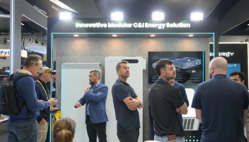 澳洲住宅场景图(屋顶光伏+车位充电桩)